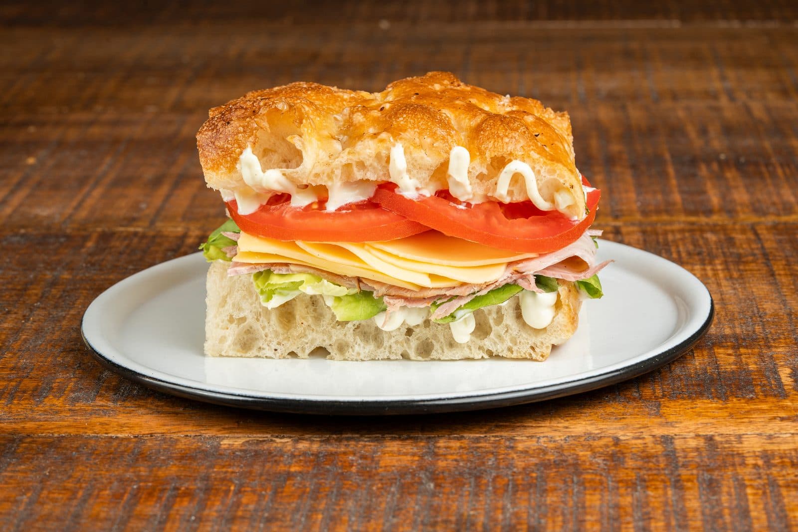 Un sándwich de focaccia de Pipa Sandwich y Café