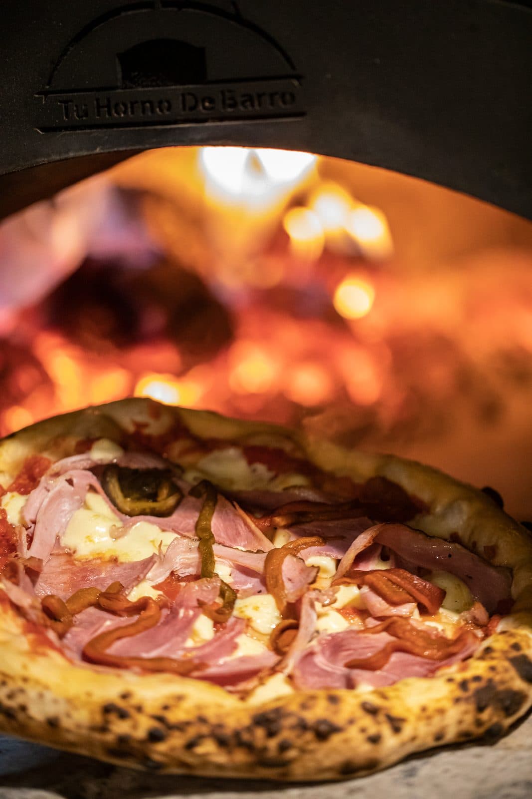 Una pizza recién salida del horno de leña de Pipa