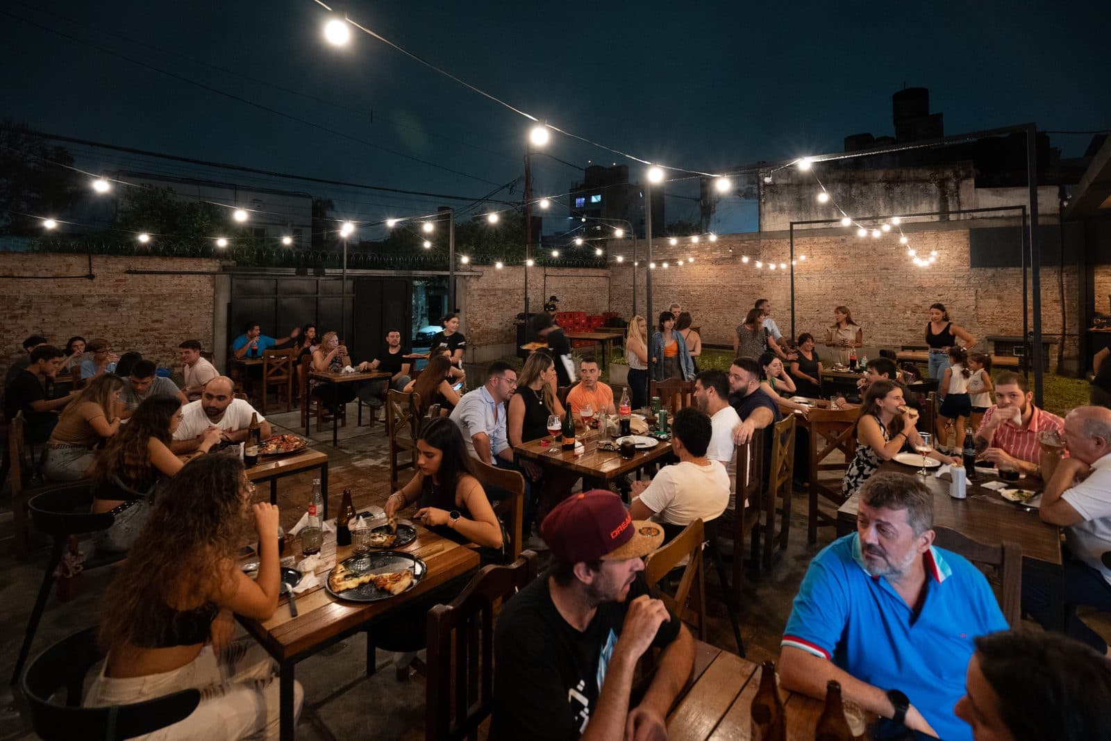 La terraza de la pizzería llena de noche