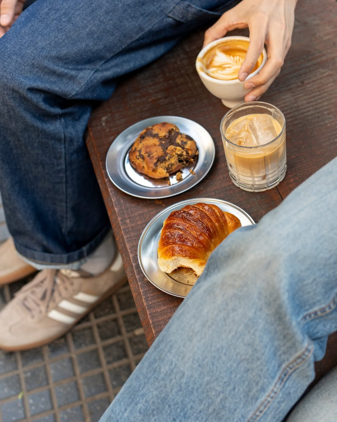 Merienda servida en mesa de madera